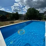 Garage Πανσιόν Γιαρέμτσε